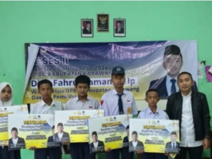 WAKIL KETUA DPRD KARAWANG SERAHKAN BEASISWA PIP DAN PAKET BUKU DI SMPN 7 KARAWANG BARAT