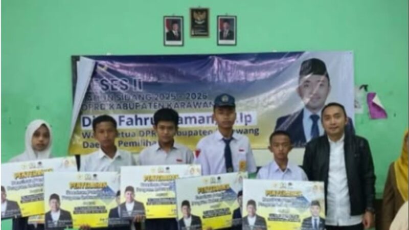 WAKIL KETUA DPRD KARAWANG SERAHKAN BEASISWA PIP DAN PAKET BUKU DI SMPN 7 KARAWANG BARAT
