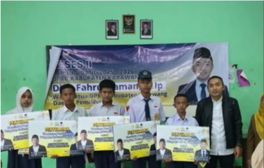 WAKIL KETUA DPRD KARAWANG SERAHKAN BEASISWA PIP DAN PAKET BUKU DI SMPN 7 KARAWANG BARAT