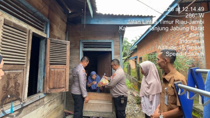 Kapolsek Tungkal Ulu Polres Tanjab Barat Bersama Bhabinkamtibmas Salurkan Bantuan Kemanusiaan Untuk Kaum Dhuafa