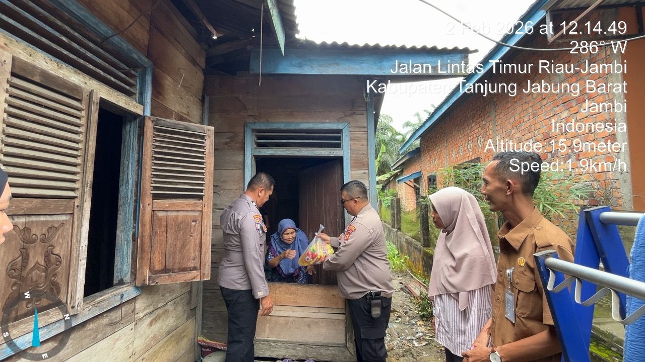 Kapolsek Tungkal Ulu Polres Tanjab Barat Bersama Bhabinkamtibmas Salurkan Bantuan Kemanusiaan Untuk Kaum Dhuafa