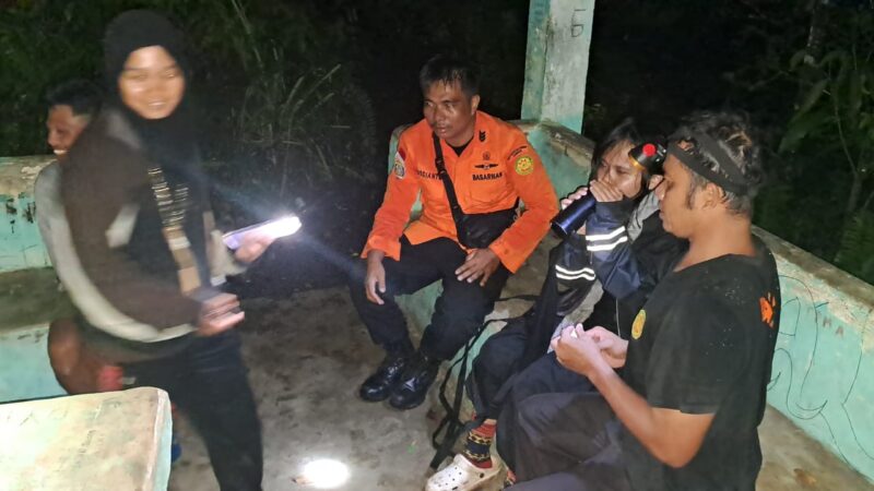 Terkilir di Lokasi Gunung Api Banda? Tiara Dievakuasi Tim SAR