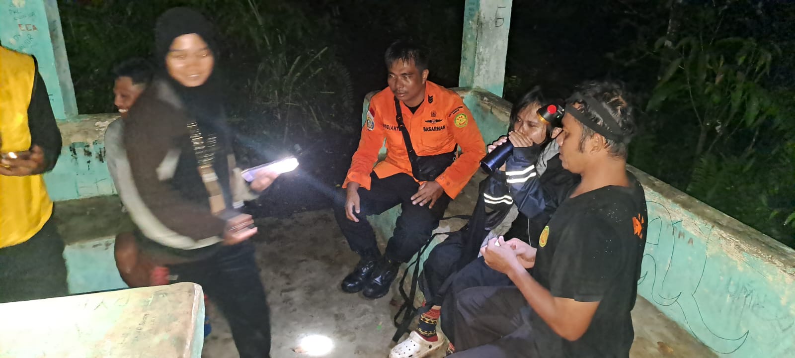 Terkilir di Lokasi Gunung Api Banda? Tiara Dievakuasi Tim SAR