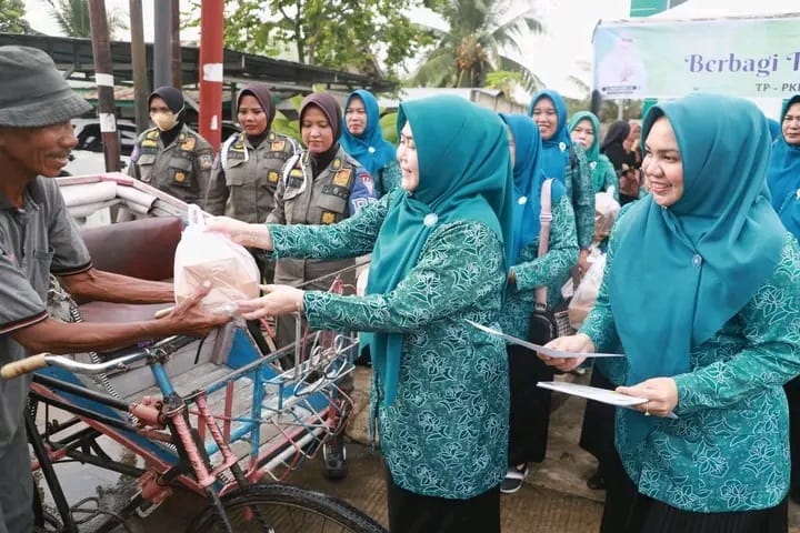 TP PKK Tanjab Barat Berbagi 500 Paket Takjil, Tebar Kepedulian di Hari Kelima Ramadan