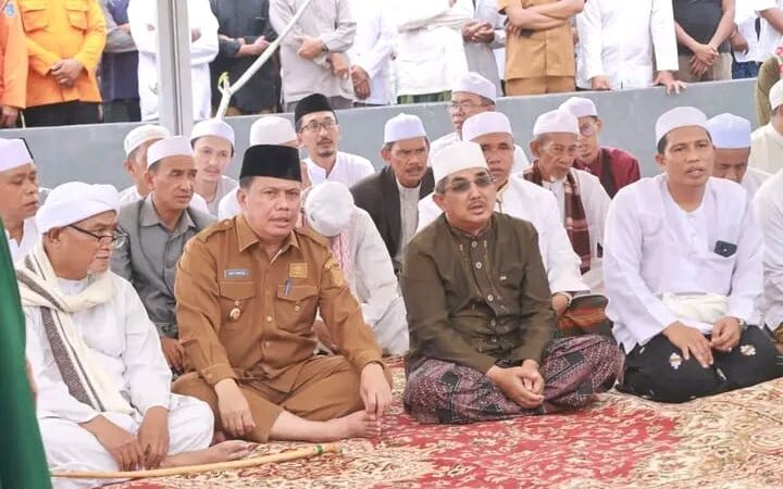 Bupati Anwar Sadat Turut Menshalatkan dan Mengantarkan Jenazah KH. Hasan Basri, Ribuan Warga Hadir Memberi Penghormatan
