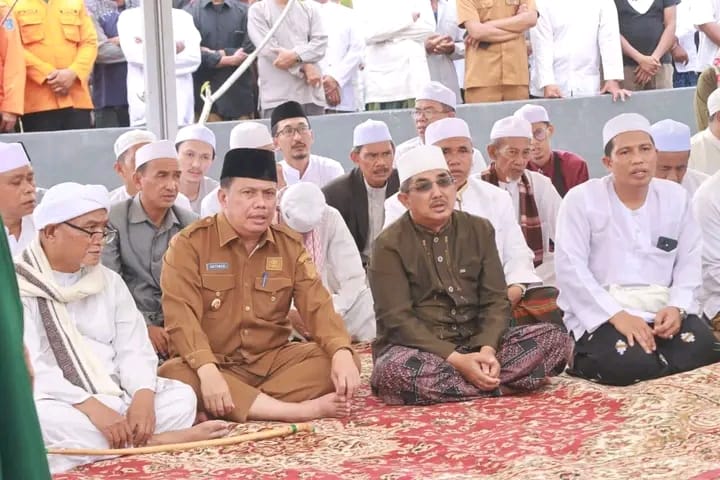 Bupati Anwar Sadat Turut Menshalatkan dan Mengantarkan Jenazah KH. Hasan Basri, Ribuan Warga Hadir Memberi Penghormatan