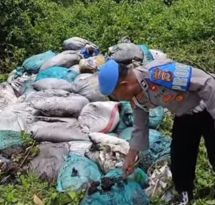 Ratusan Karung Diduga Limbah B3 Dibuang Ilegal di JJLS Kulon Progo