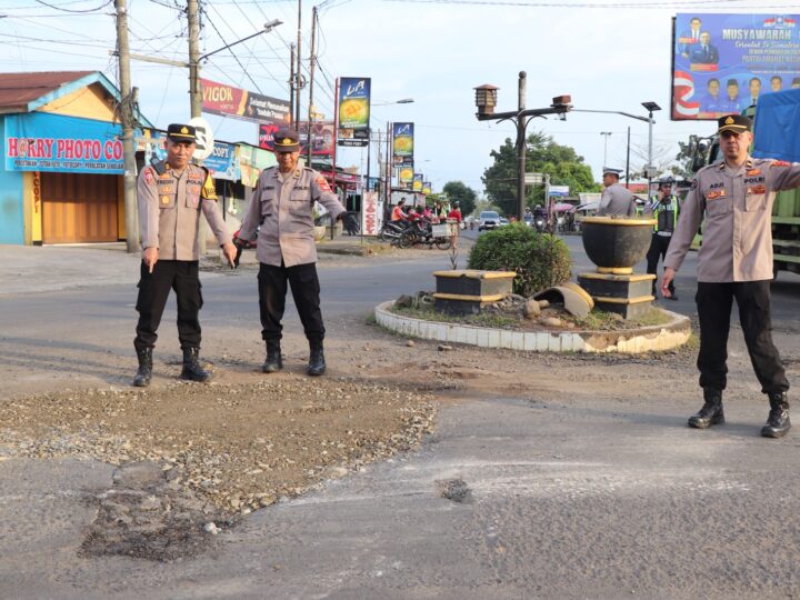 Kapolres Musi Rawas Bersama Stakeholder Pimpin Penambalan Jalan Berlubang, Sukseskan Program Belida Polda Sumsel dan Dukung Indonesia Asri