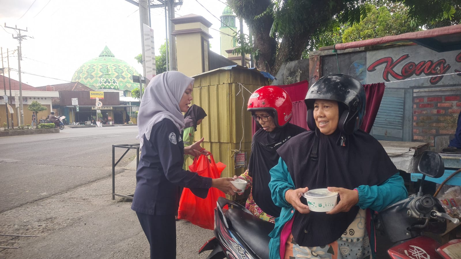Sentuhan Kepedulian di Balik Seragam, Sihumas Polres Lubuklinggau Tetap Semangat Untuk Berbagi Kebaikan