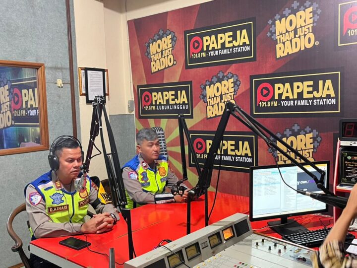 POLANTAS POLRES LUBUK LINGGAU MELAKSANAKAN KEGIATAN SAPA KEPADA MASAYARAKAT MELALUI RADIO UNTUK KESELAMATAN JALAN MUDIK