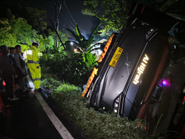 Dini Hari di Lahat: Laporan Warga ke 110 Picu Evakuasi Bus Masuk Jurang