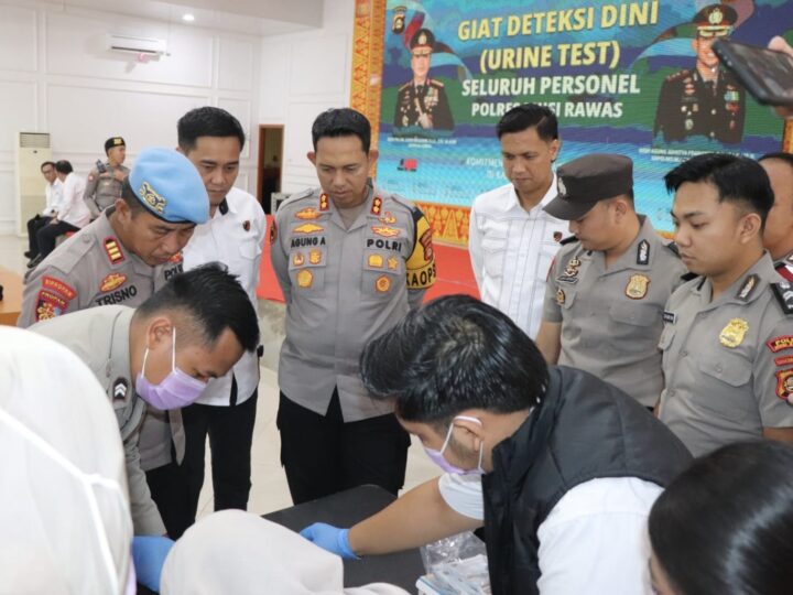 Deteksi Dini Bahaya Narkotika, Kapolres Musi Rawas Pimpin Langsung Tes Urine Seluruh Personel