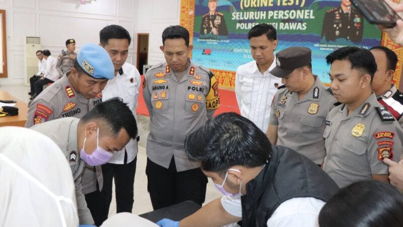 Deteksi Dini Bahaya Narkotika, Kapolres Musi Rawas Pimpin Langsung Tes Urine Seluruh Personel