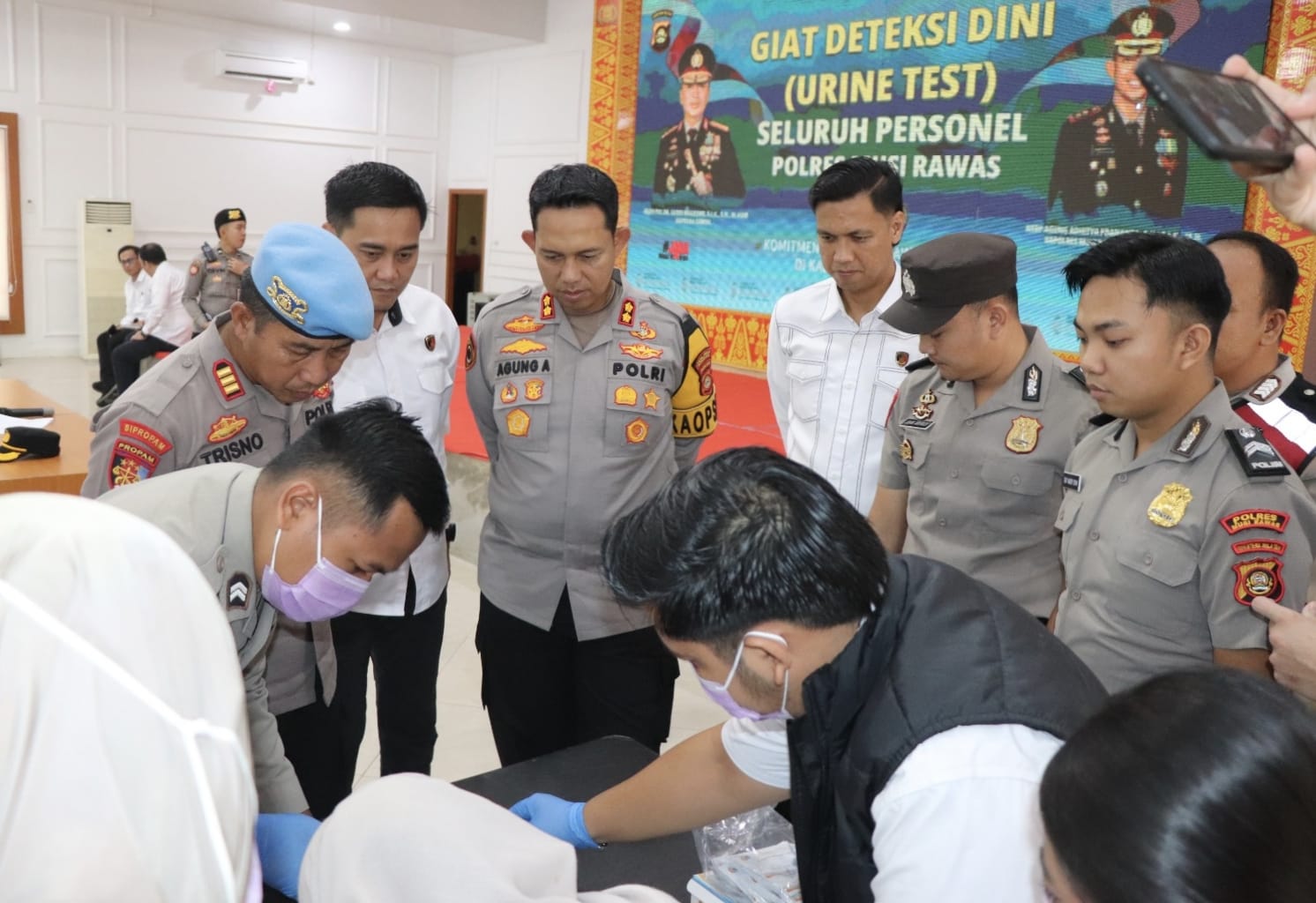 Deteksi Dini Bahaya Narkotika, Kapolres Musi Rawas Pimpin Langsung Tes Urine Seluruh Personel
