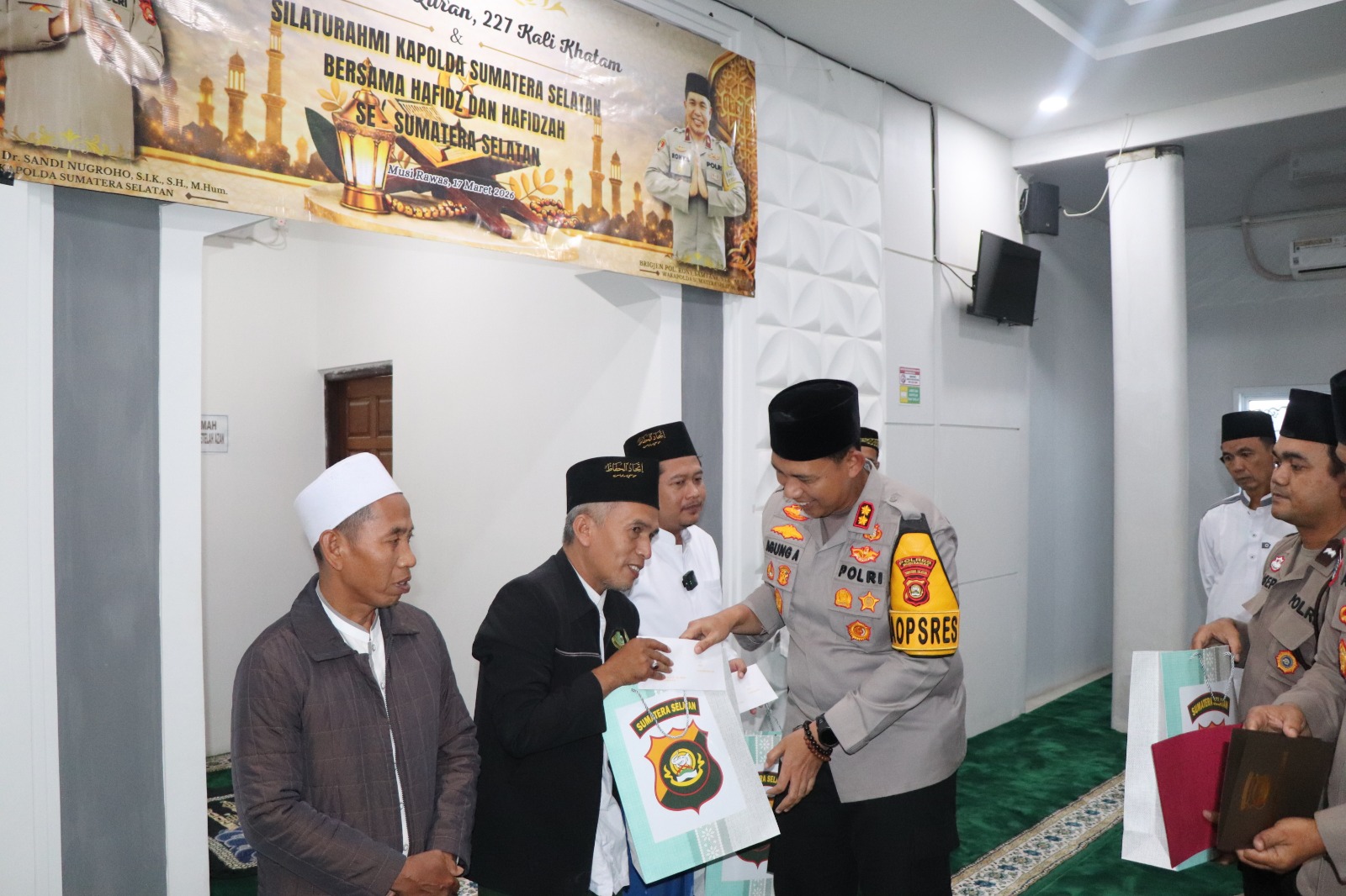 Kapolres Musi Rawas Bersama Ketua Bhayangkari Berikan Bingkisan dari Kapolda Sumsel kepada Hafidz dan Hafidzah Hingga Buka Puasa Bersama Kelurga Besar Polres Musi Rawas serta Khataman Al-Qur’an