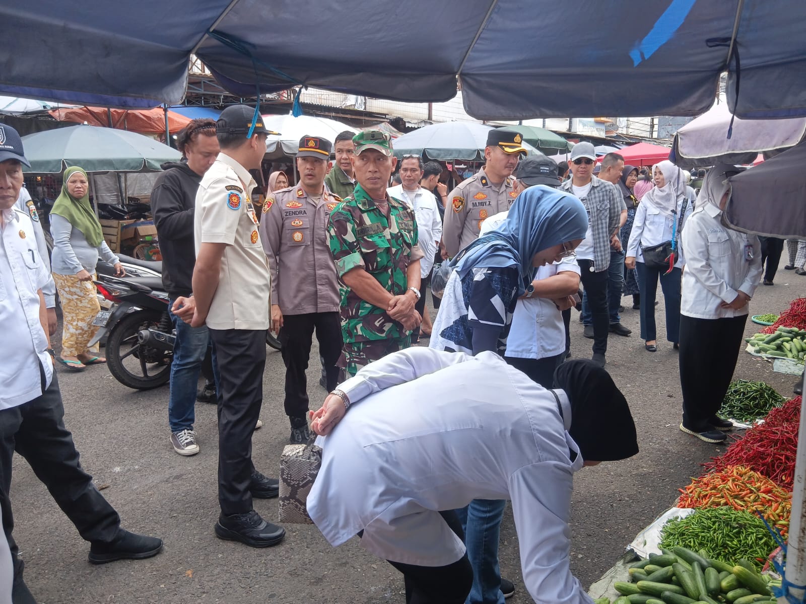POLRES LUBUK LINGGAU DAN PEMKOT SIDAK PASAR TRADISIONAL,MEMANTAU HARGA DAGING DAN SEMBAKO UNTUK KEBUTUHAN MASYARAKAT SAAT MENDEKATI WAKTU LEBARAN