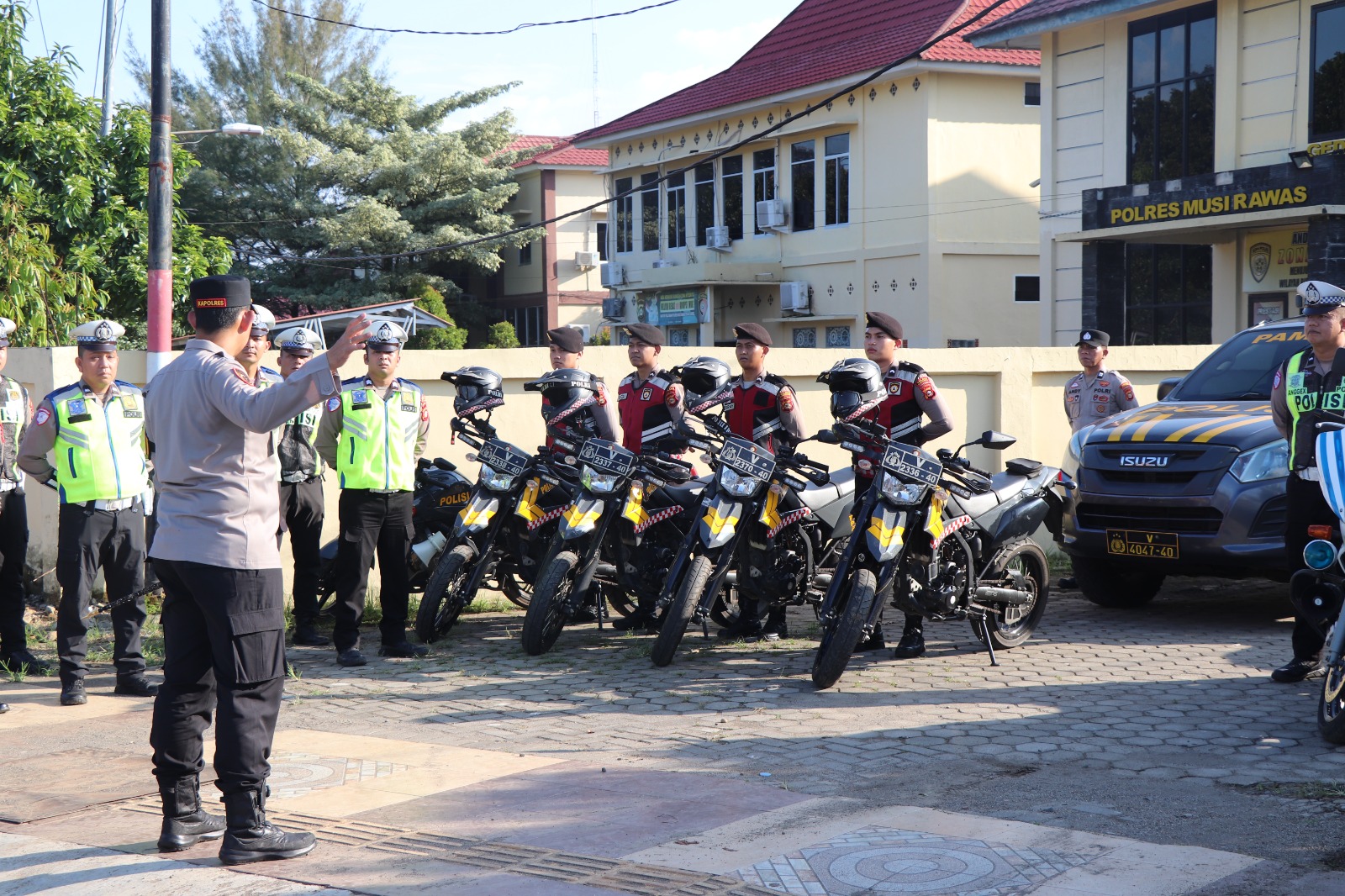 Kapolres Musi Rawas Cek Kesiapan Personel dan Kendaraan Tim Pengurai Kemacetan Lalu Lintas, Dalam Rangka Pengamanan Arus Mudik Ops Ketupat Musi 2026