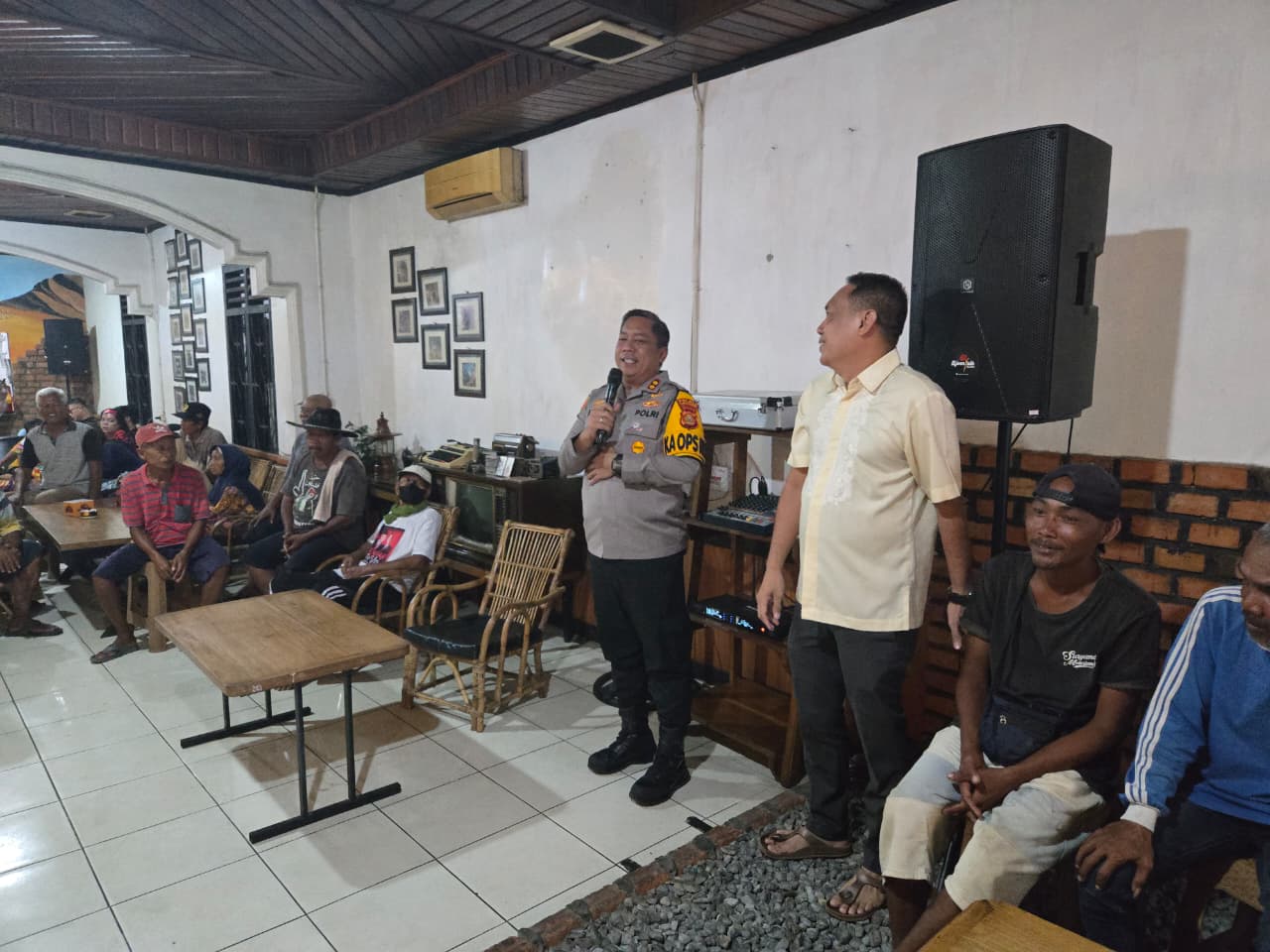 KAPOLRES LUBUK LINGGAU DAN PEJUANG NAFKAH DI LAPANGAN BERKUMPUL BERSILATURAHMI DI CAFE JON KOPI, MENYELIMUTI DENGAN SUASANA HANGAT DAN PENUH KEKELUARGAAN