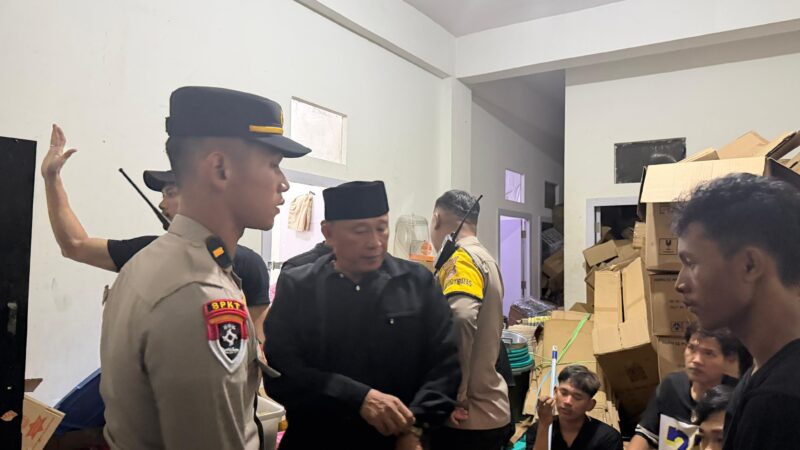 Polres Lubuk Linggau Tunjukkan Kesiapsiagaan Tinggi menolong Kebakaran Sebuah Gudang Barang di Lantai 3 Toko Lubuk Linggau Grosir