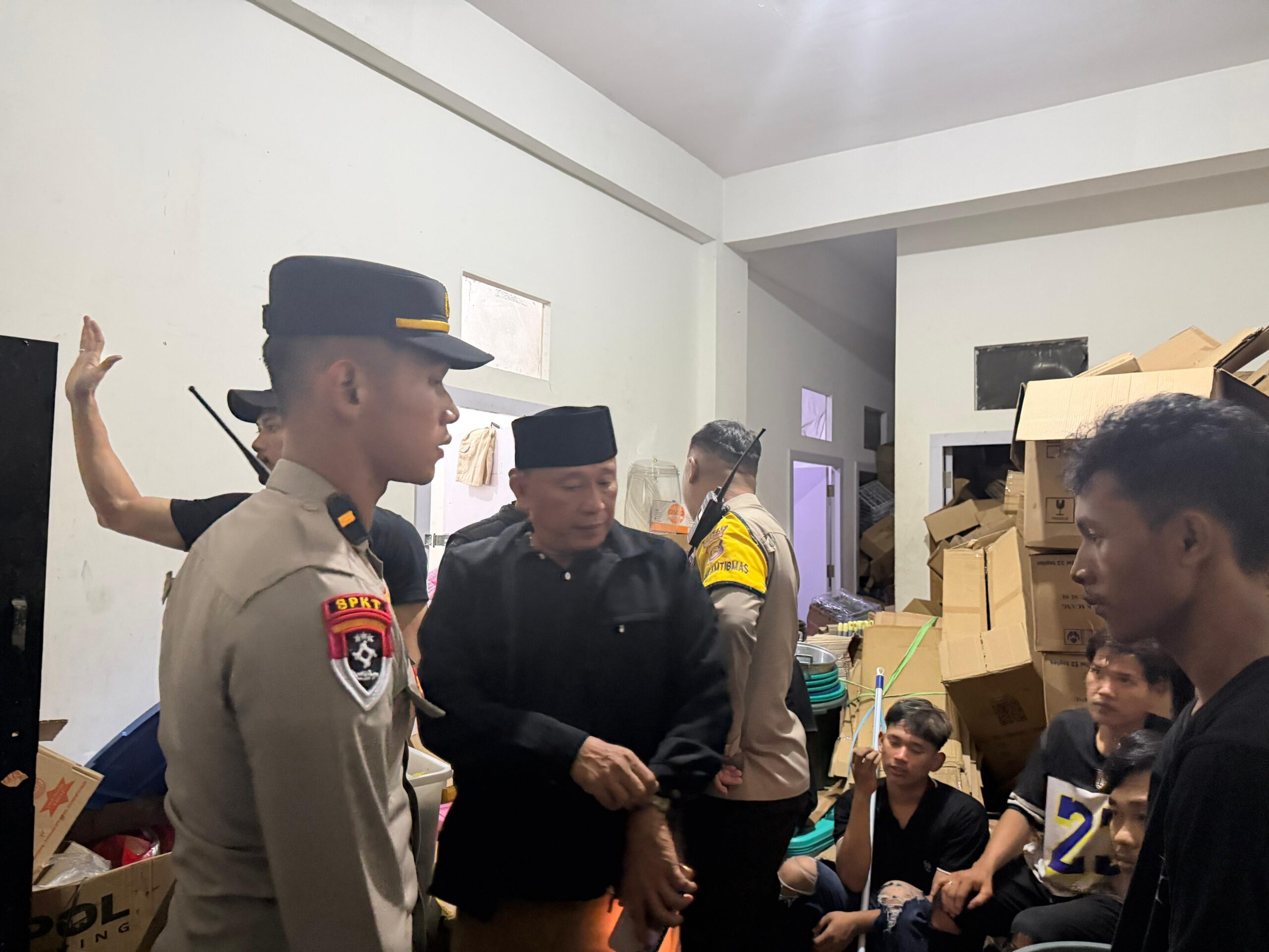 Polres Lubuk Linggau Tunjukkan Kesiapsiagaan Tinggi menolong Kebakaran Sebuah Gudang Barang di Lantai 3 Toko Lubuk Linggau Grosir