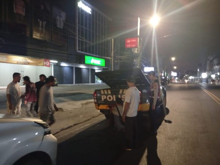 Personel Patroli Sat Samapta Polres Lubuklinggau Quick Response Bergerak Sigap Membantu Pemudik dari Baturaja, Sumsel Hendak Pulang ke Sumatera Barat 