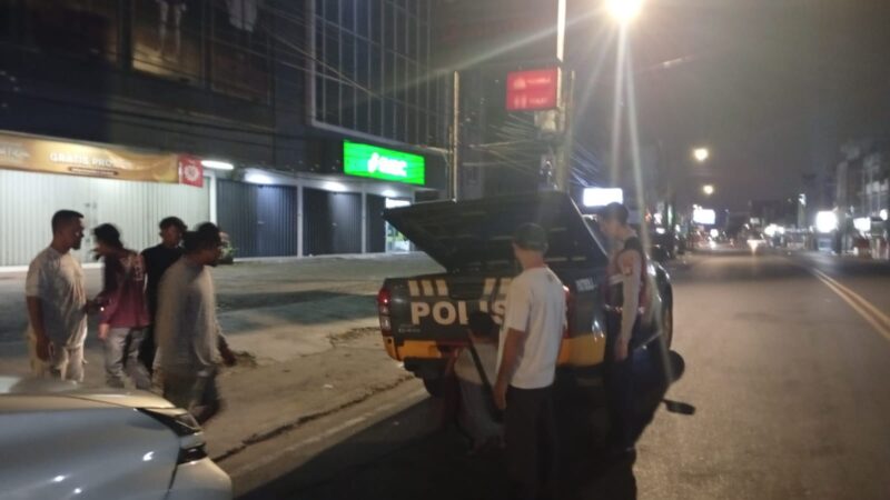 Personel Patroli Sat Samapta Polres Lubuklinggau Quick Response Bergerak Sigap Membantu Pemudik dari Baturaja, Sumsel Hendak Pulang ke Sumatera Barat 