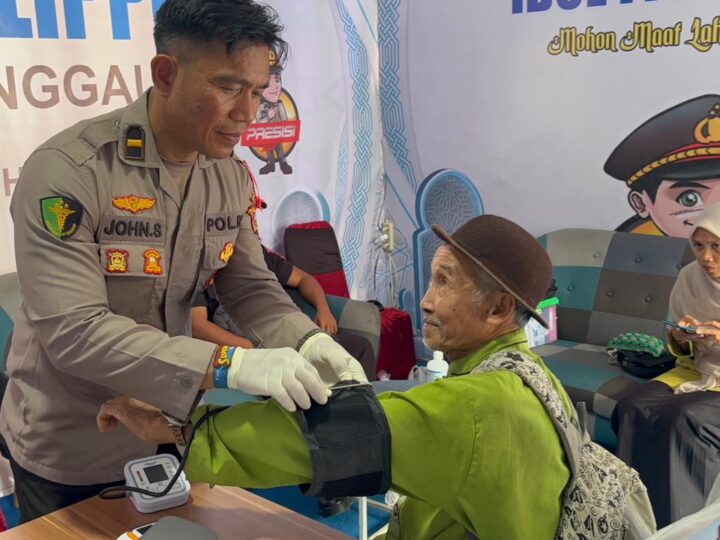 SIDOKES POLRES LUBUK LINGGAU,MEMBERIKAN PELAYANAN KESEHATAN GRATIS KEPADA PEMUDIK YANG MELINTAS