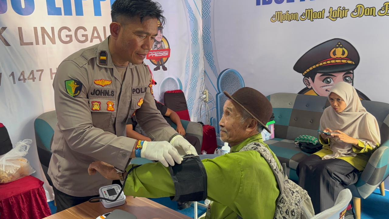 SIDOKES POLRES LUBUK LINGGAU,MEMBERIKAN PELAYANAN KESEHATAN GRATIS KEPADA PEMUDIK YANG MELINTAS