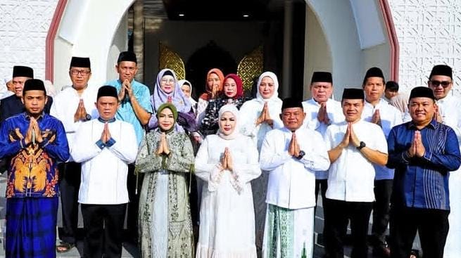 BUPATI DAN WAKIL BUPATI LABUHANBATU SHALAT IDULFITRI DI MASJID RAYA AL-IKHLAS UJUNG BANDAR