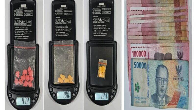 ANGGOTA JAJARAN SATUAN   RESERSE NARKOBA(SATRESNARKOBA) POLRES LUBUK LINGGAU SERGAP PENGEDAR NARKOBA SAAT TRANSAKSI DI TEMPAT CAFE