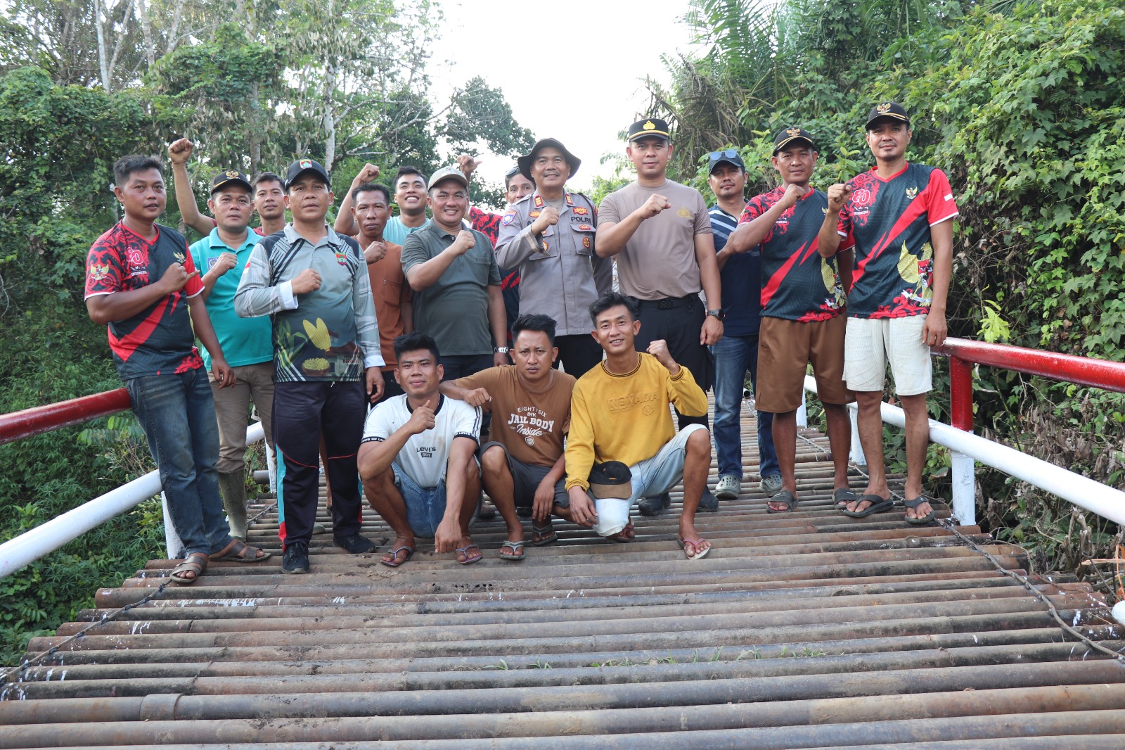 Sukseskan Program BELIDA, Polres Musi Rawas Perbaiki Jembatan Sungai Use Desa Pulau Panggung