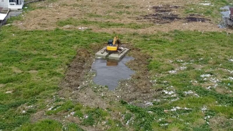 Dinas PUPR OKI Gelar Operasi Bersih Sungai: Satu Hektare Eceng Gondok Dibersihkan Alat Berat