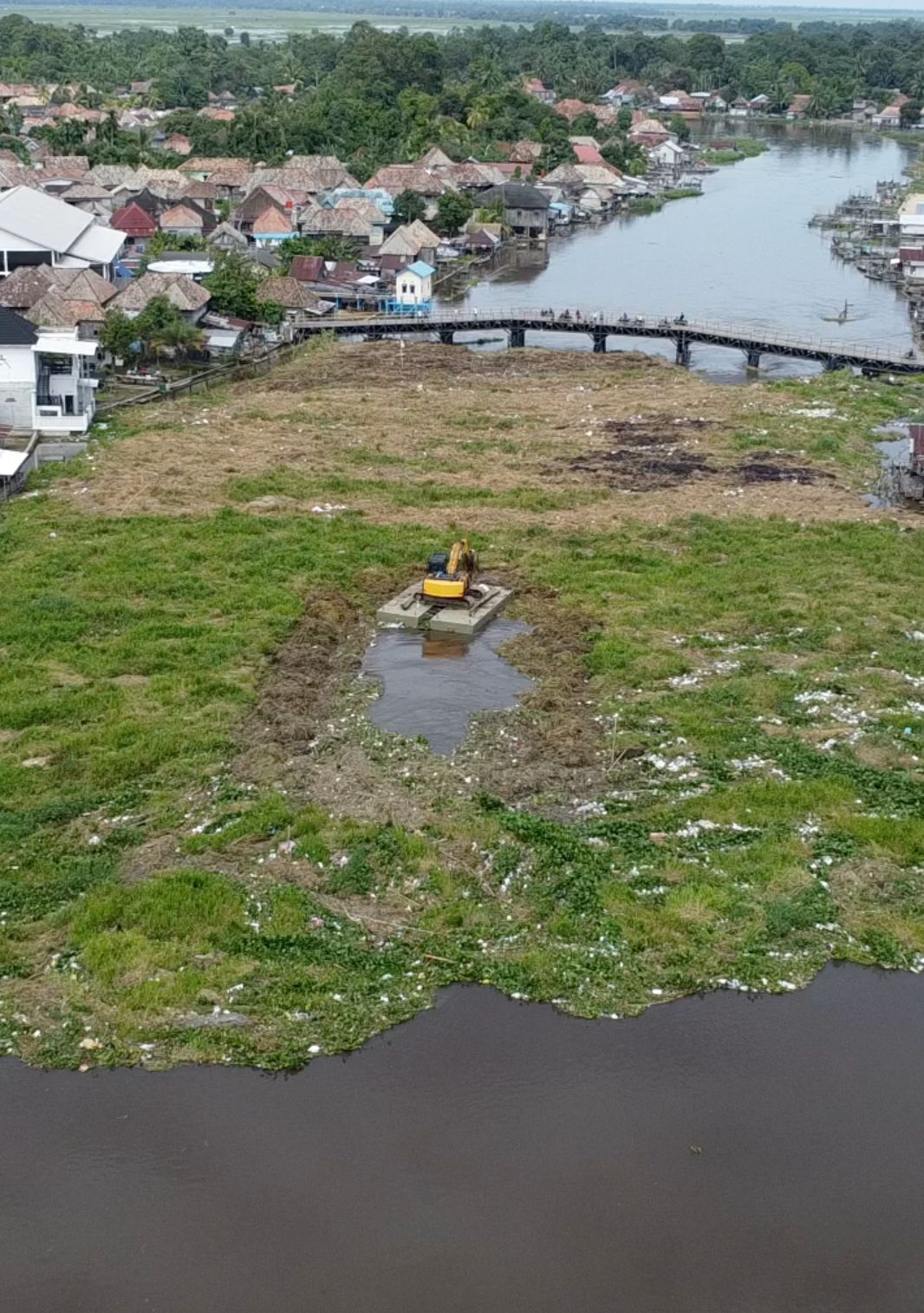Dinas PUPR OKI Gelar Operasi Bersih Sungai: Satu Hektare Eceng Gondok Dibersihkan Alat Berat