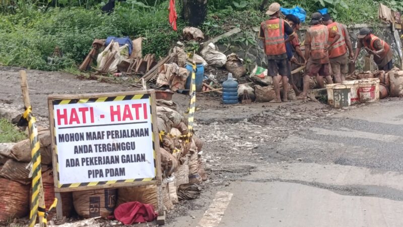 PDAM Tirta Jaya Mandiri Kejar Target dan Mohon Maaf Terhadap Pengguna Jalan Akan Terganggu nya Proyek Galian PDAM Saat Ini.
