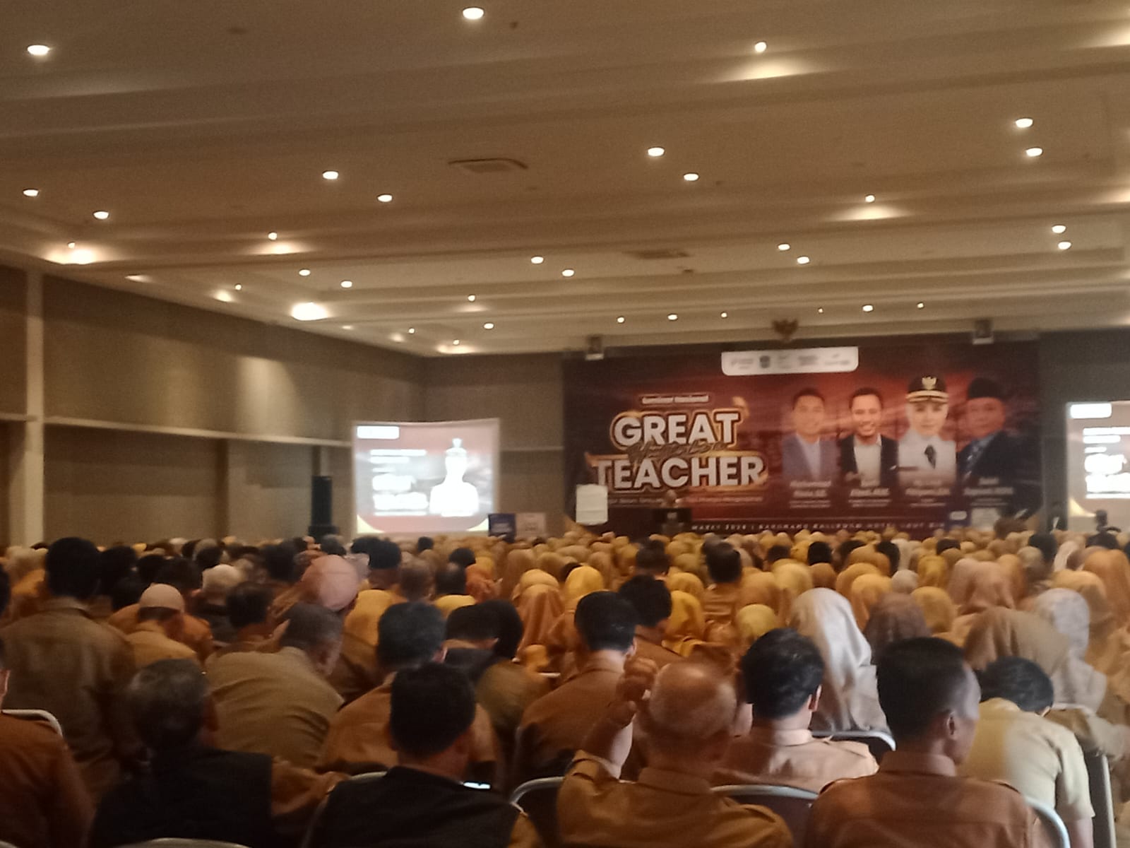 Seminar Nasional Pengajar Belum tentu mengajar tapi mampu menginspirasi