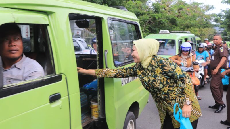 Ramadhan Berkah, Kejati Maluku Berbagi Takjil