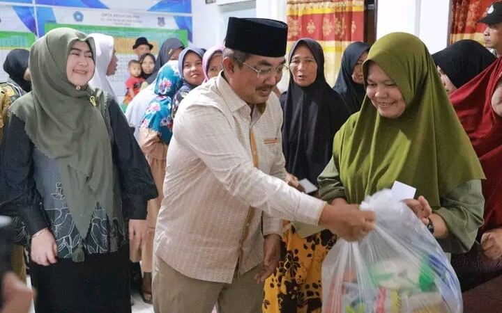 Bupati Anwar Sadat Salurkan Ratusan Paket Sembako Bersubsidi di Kuala Betara