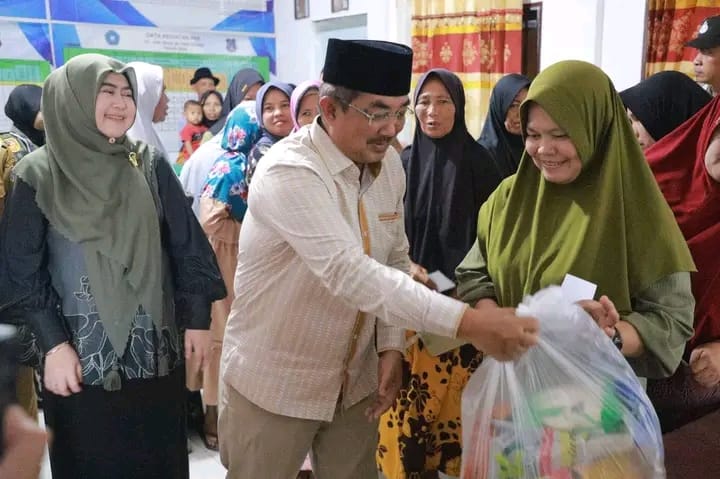 Bupati Anwar Sadat Salurkan Ratusan Paket Sembako Bersubsidi di Kuala Betara