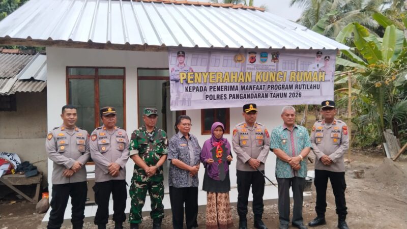 Kapolres Pangandaran Serahkan Kunci Rumah Program Rutilahu kepada Warga Desa Sukaresik