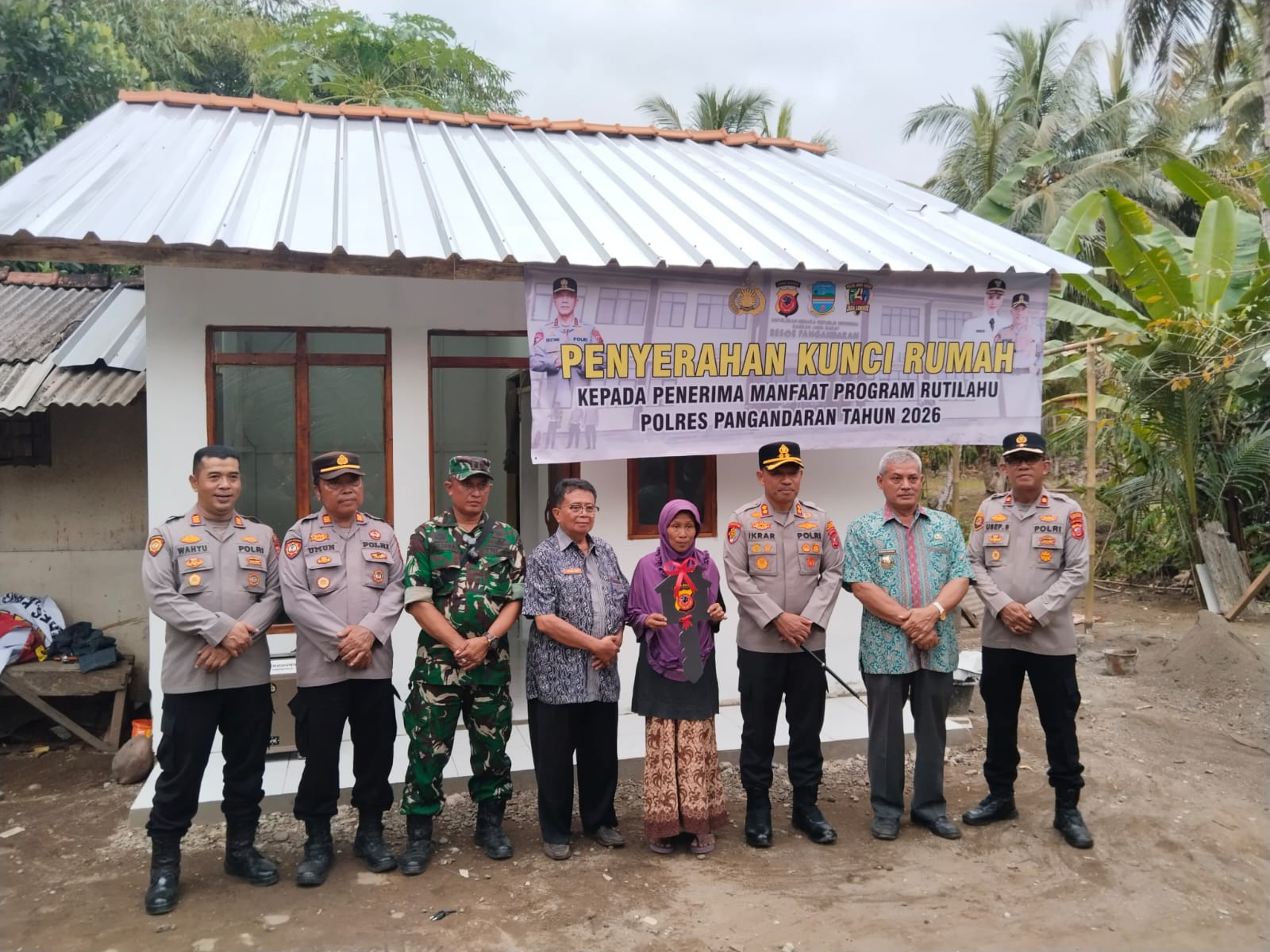 Kapolres Pangandaran Serahkan Kunci Rumah Program Rutilahu kepada Warga Desa Sukaresik