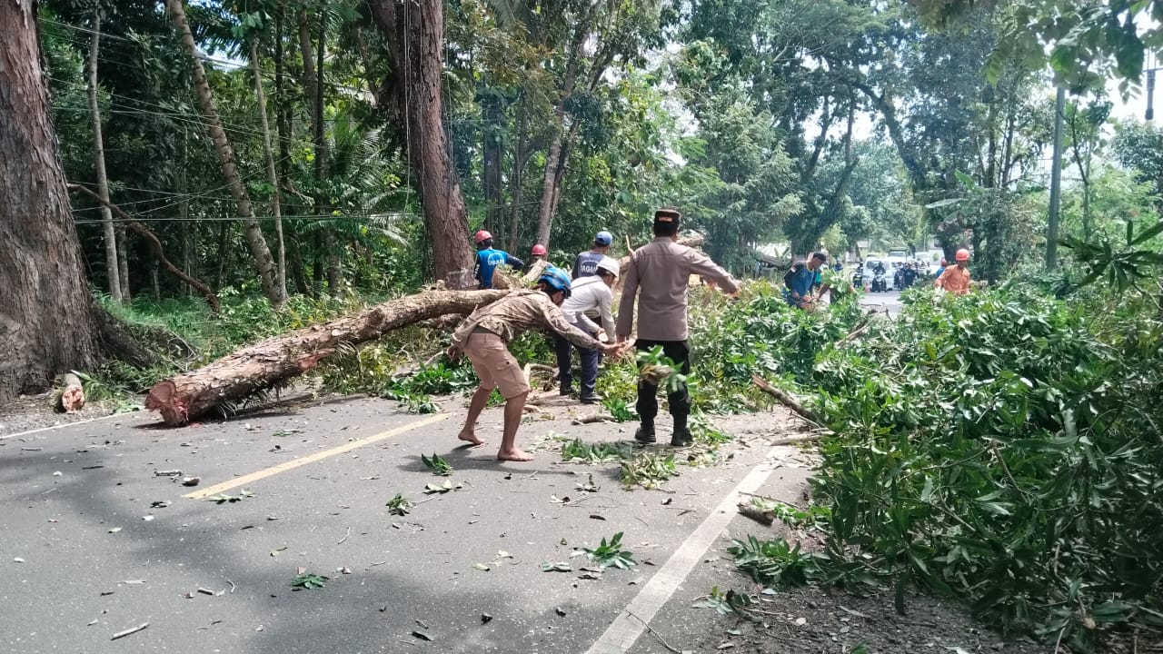 Dedikasi Tanpa Batas: Detik-detik Menjelang Purna Tugas, Kapolsek Sidamulih AKP UMUN Tetap Sigap Berikan Pelayanan kepada Masyarakat