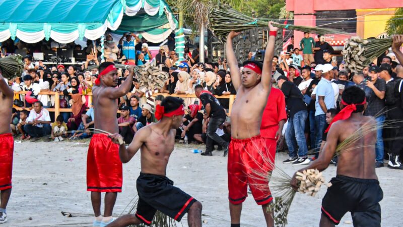 Tradisi Pukul Sapu Lidi Simbol Keberanian, Persaudaraan