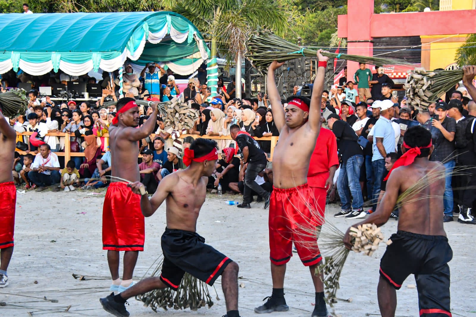 Tradisi Pukul Sapu Lidi Simbol Keberanian, Persaudaraan