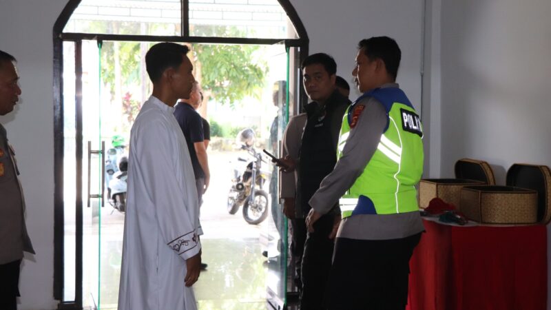 Dukung Program Kapolda Sumsel “Nyago Sumsel”, Kapolres Musi Rawas Terapkan “Nyago Musi Rawas”, Turun Langsung Sterilisasi Gereja