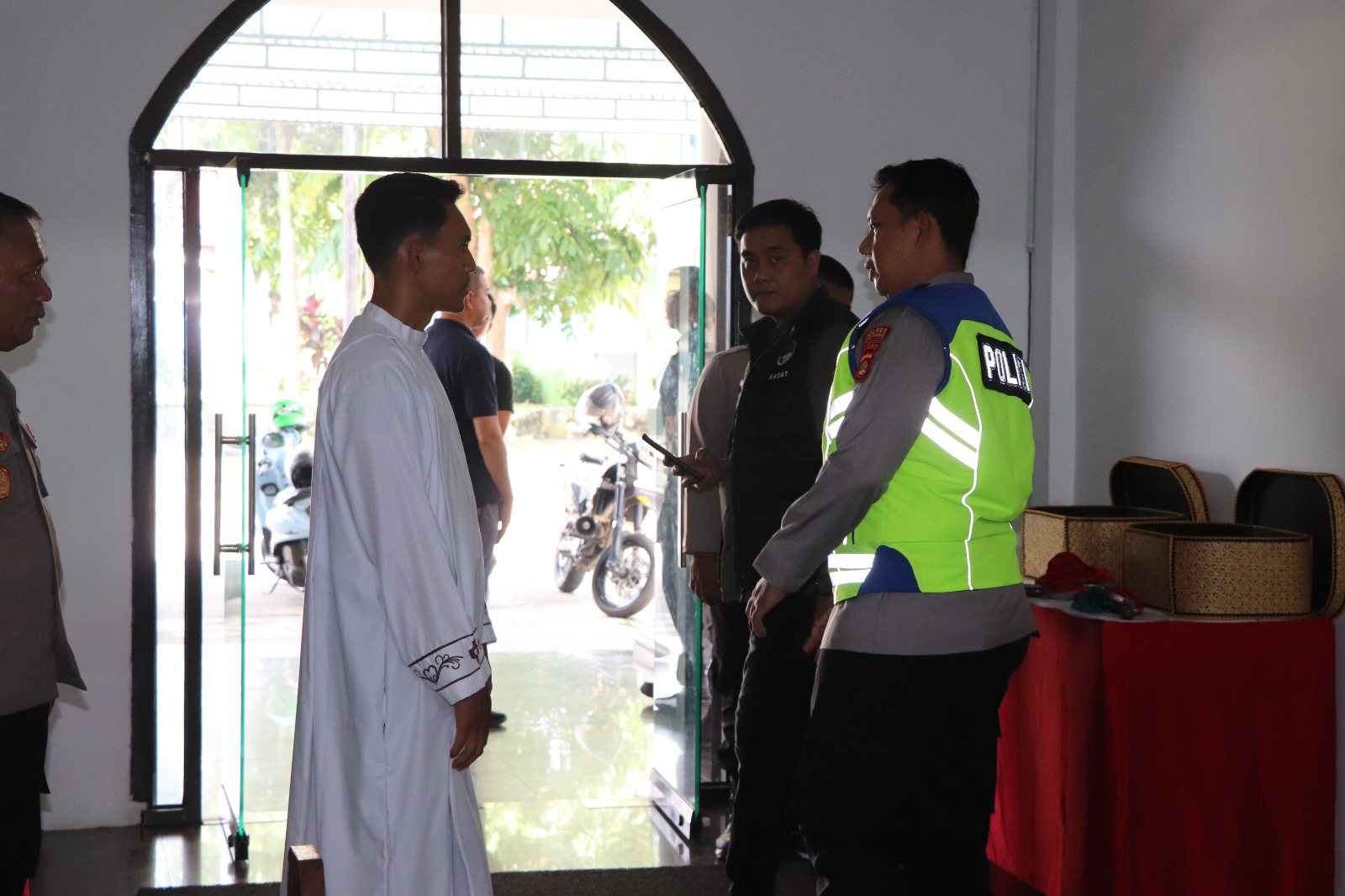 Dukung Program Kapolda Sumsel “Nyago Sumsel”, Kapolres Musi Rawas Terapkan “Nyago Musi Rawas”, Turun Langsung Sterilisasi Gereja