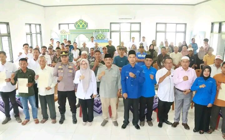 Bupati Anwar Sadat Serahkan 71 Sertifikat Tanah Konsolidasi untuk Warga Teluk Nilau