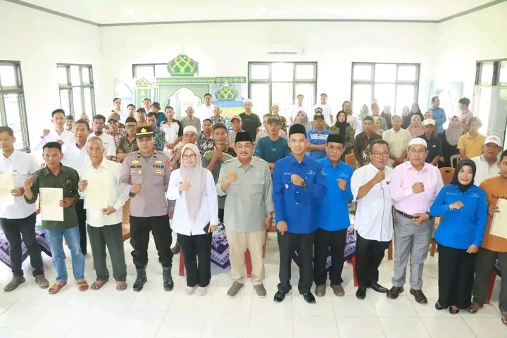 Bupati Anwar Sadat Serahkan 71 Sertifikat Tanah Konsolidasi untuk Warga Teluk Nilau