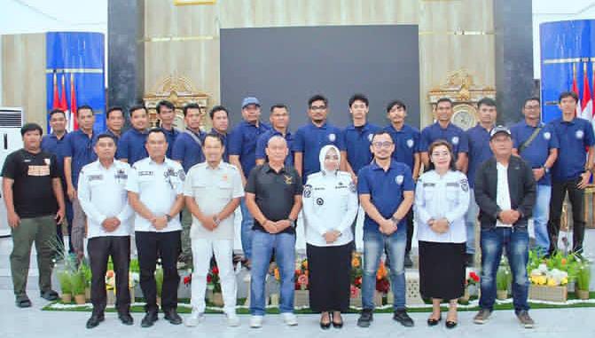 BUPATI LABUHANBATU LEPAS TIM NEWS ROOM FC MENUJU PORWASU 2026