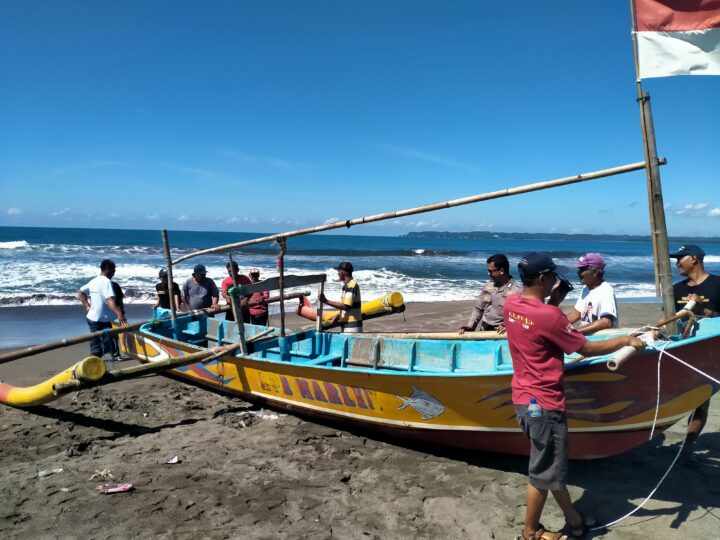 Satpolairud Polres Pangandaran Amankan Perahu Tanpa Awak di Perairan Bojong Salawe