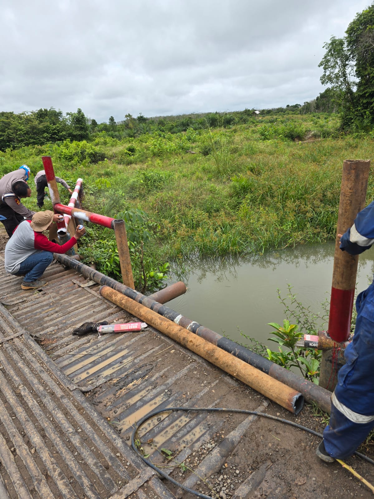 MENDUKUNG PROGRAM BELIDA KAPOLDA SUMSEL, POLRES MUSI RAWAS REVITALISASI JEMBATAN SUNGAI JERNIH